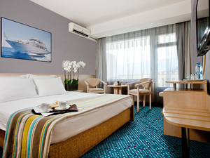 Отель "Yalta Intourist" | 2-местный  стандарт (2-спальная кровать и раскладное кресло)