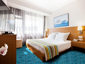 Отель "Yalta Intourist" | 3-местный  2-комнатный  стандарт (2-спальная кровать и диван)