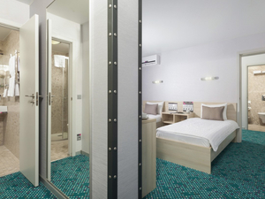 Отель "Yalta Intourist" | 4-местный  2-комнатный  люкс (2-спальная кровать и 2 раскладных кресла)