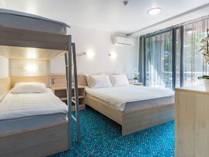 Отель "Yalta Intourist" | 4-местный  стандарт улучшенный (2-спальная кровать и 2-ярусная кровать)