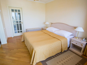 Отель "Интурист" | 2-местный  2-комнатный  джуниор сьют комфорт (большая кровать и диван)